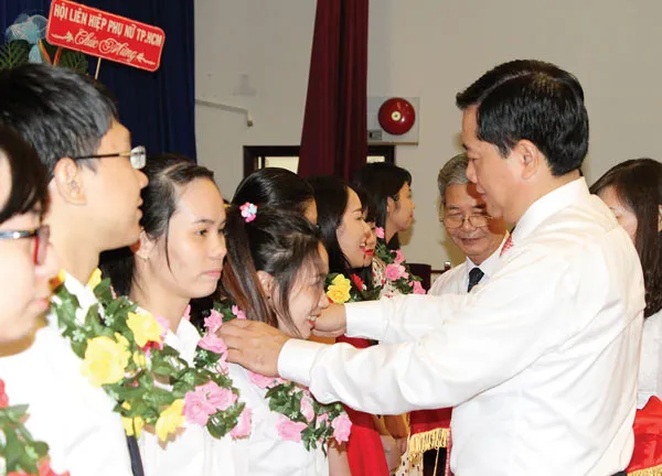 630 sinh viên hiếu học nhận học bổng khuyến tài